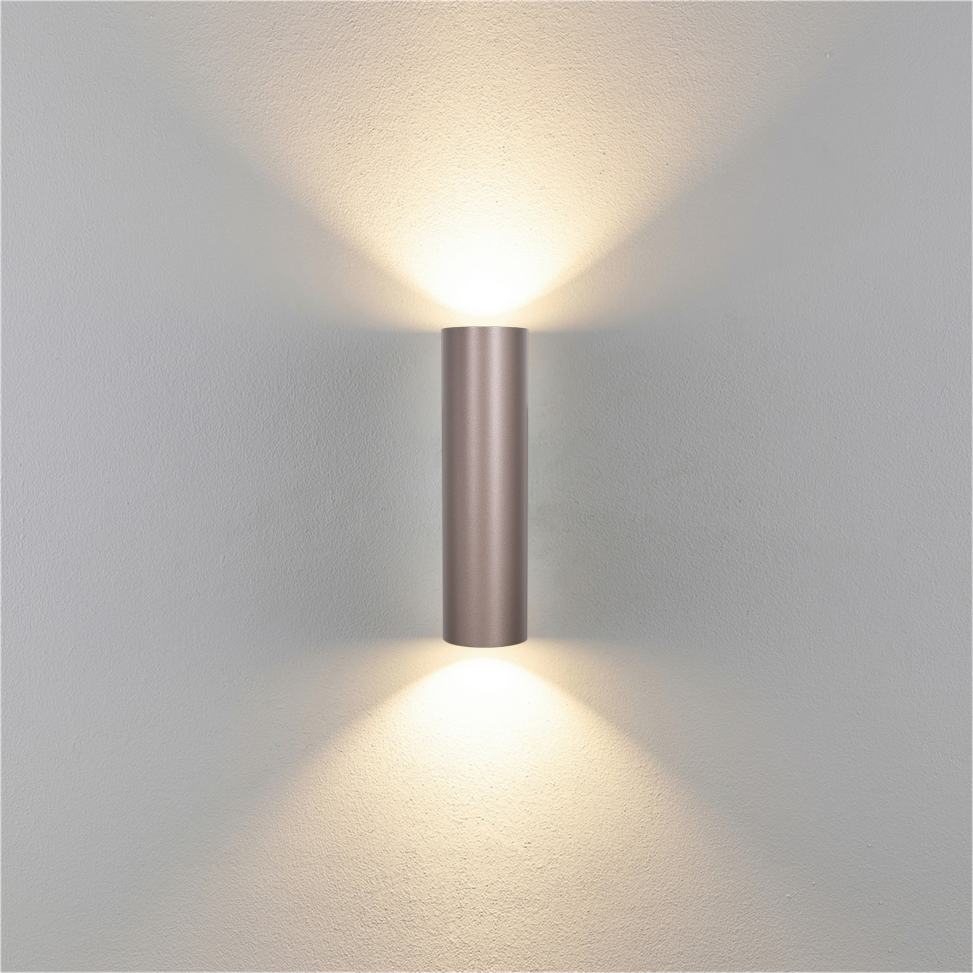 wandlamp op muur in brons