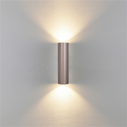 wandlamp op muur in brons