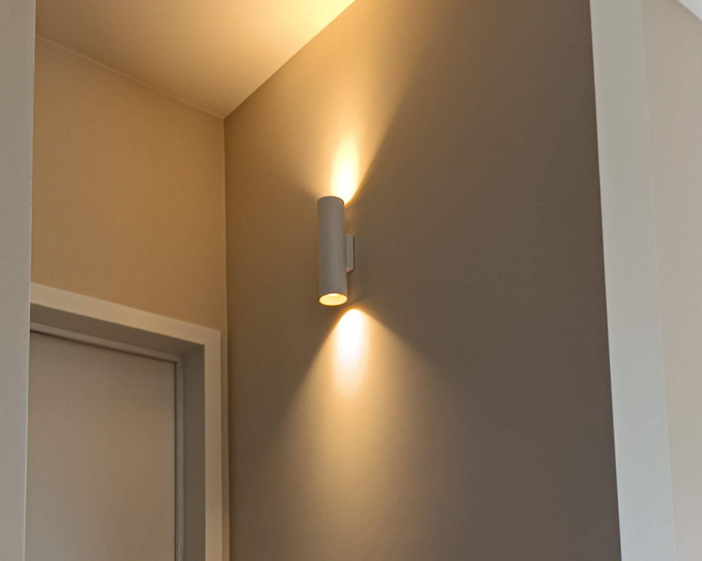 Witte wandspot up down met GU10 lampen op muur