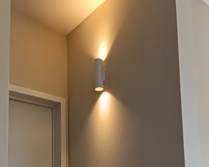 Witte wandspot up down met GU10 lampen op muur