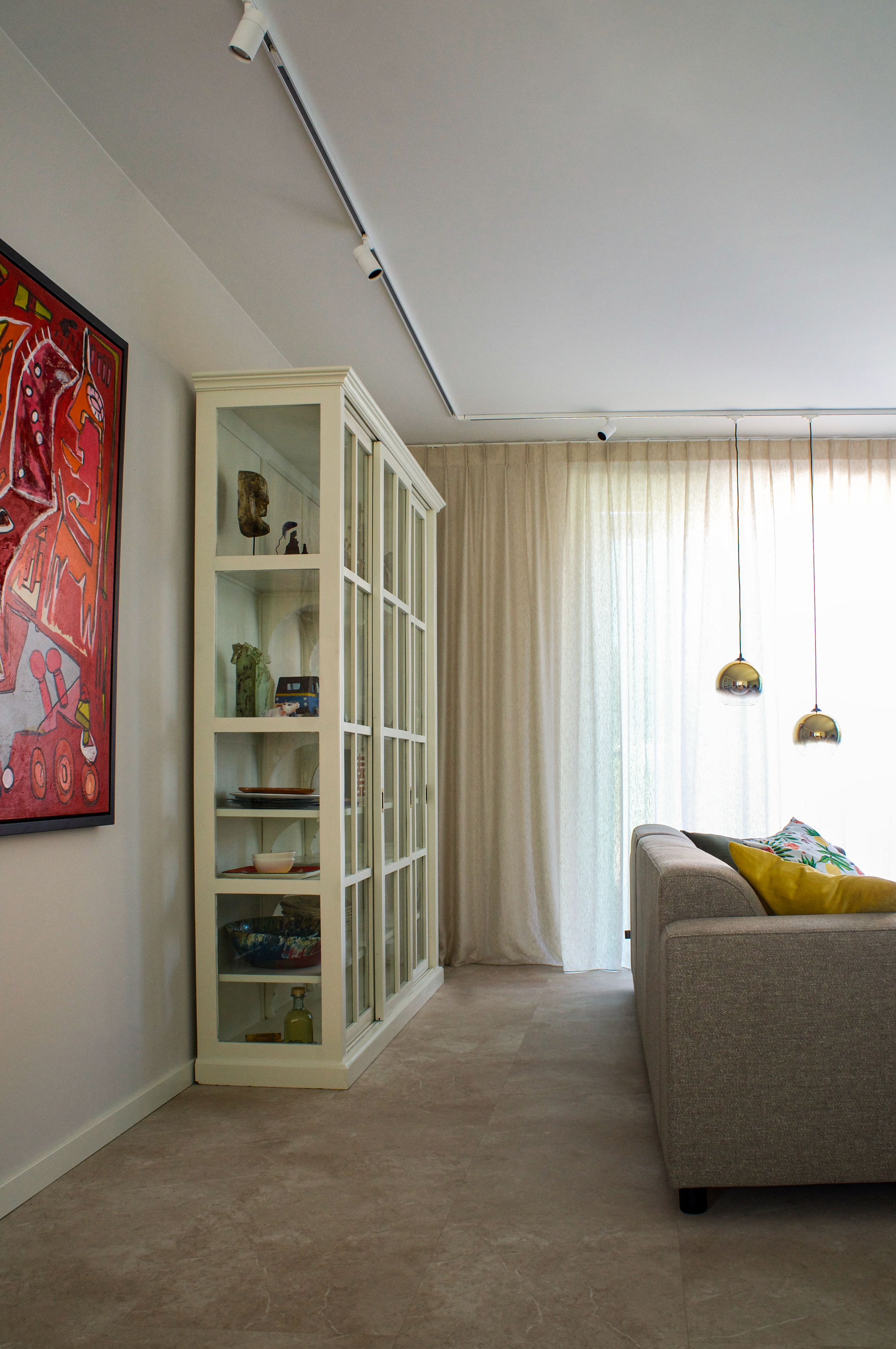 spot railverlichting met gu10 spot en hanglampen woonkamer