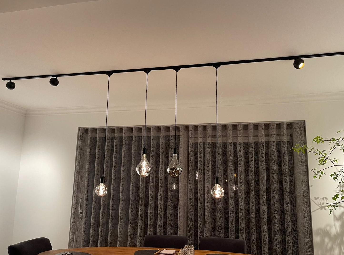 railverlichting zwarte boven eettafel met sfeerhanglampen