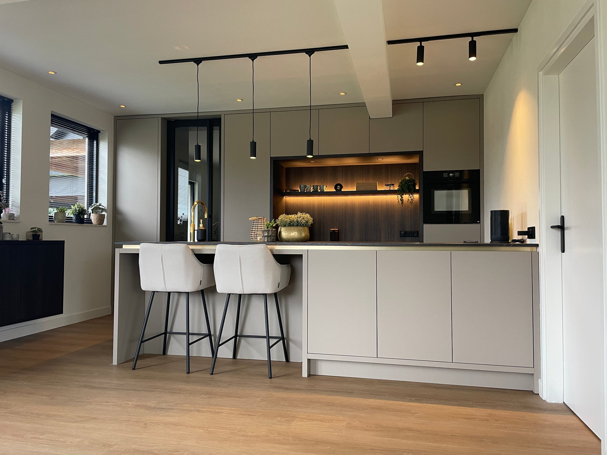 zwarte spots en hanglampen railverlichting keuken